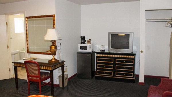 Golden Wheat Budget Host Inn image 12